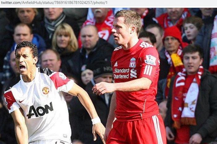 Winger Manchester United, Nani, kesakitan usai menerima tekel dari bek Liverpool, Jamie Carragher.