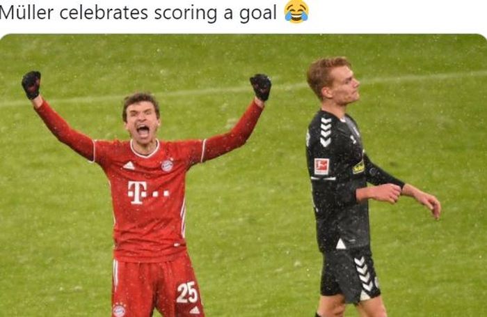 Striker Bayern Muenchen, Thomas Mueller, merayakan gol yang dicetak ke gawang Freiburg dalam laga Bundesliga di Stadion Allianz Arena, Minggu (17/1/2020).