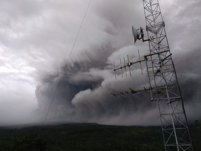 Gunung Semeru mengeluarkan awan panas guguran pada Sabtu (16/01)