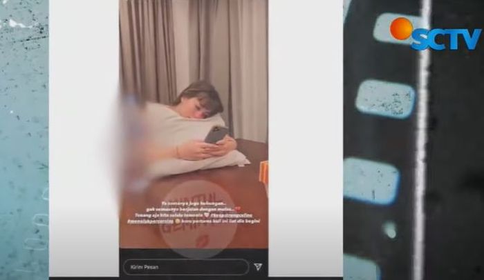 Celine Evangelista terlihat sedih sambil memeluk bantal. 
