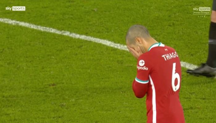 Thiago Alcantara menunjukkan gesture kecewa dengan menutup muka saat babak pertama diakhiri lebih cepat.