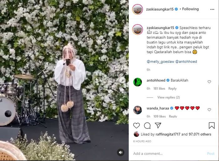 Tangkap Layar Unggahan Zaskia Sungkar saat Melly Goeslaw Nyanyikan Lagu di Acara 7 Bulanannya