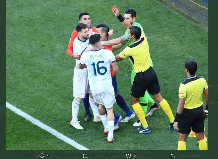 Lionel Messi terlibat perkelahian dengan Gary Medel dalam partai Argentina vs Cile di Copa America 2019.