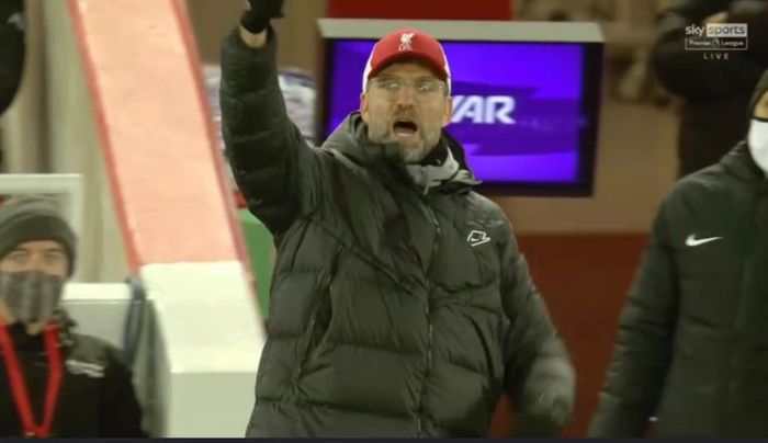 Pelatih Liverpool, Juergen Klopp, berteriak saat babak pertama diakhiri lebih cepat.