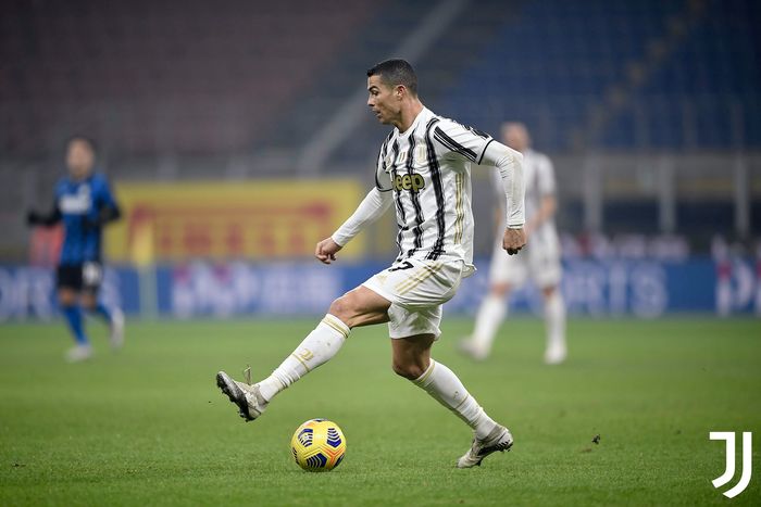 Megabintang Juventus, Cristiano Ronaldo,  menguasai bola saat bertemu Inter Milan dalam laga pekan ke-18 Liga Italia 2020-2021, Minggu (17/1/2021) waktu setempat atau Senin pukul 02.45 WIB.