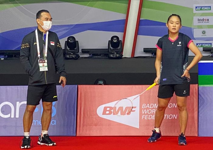 Kabid Binpres PP PBSI Rionny Mainaky (kiri) bersama Ruselli Hartawan (tunggal putri) pada Thailand Open I 2021 di Impact Arena, Bangkok.
