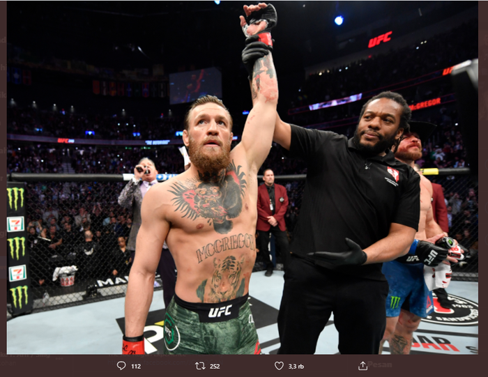 Petarung kelas ringan UFC, Conor McGregor, saat dinyatakan menjadi pemenang atas Donald Cerrone pada UFC 246 di T-Mobile Arena, Las Vegas, 19 Januari 2020. 