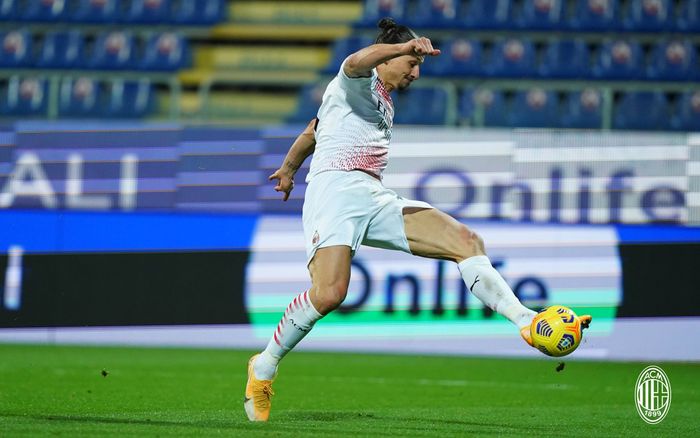 Penyerang AC Milan, Zlatan Ibrahimovic, mencetak gol ke gawang Cagliari dalam laga pekan ke-18 Liga Italia 2020-2021 di di Stadion Sardegna Arena, Senin (18/1/2021) waktu setempat atau Selasa pukul 02.45 WIB.