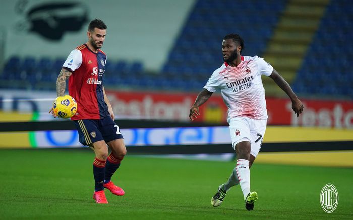 Gelandang AC Milan, Franck Kessie (kanan), hendak menerima bola saat menghadapi Cagliari dalam laga pekan ke-18 Liga Italia 2020-2021 di di Stadion Sardegna Arena, Senin (18/1/2021) waktu setempat atau Selasa pukul 02.45 WIB.