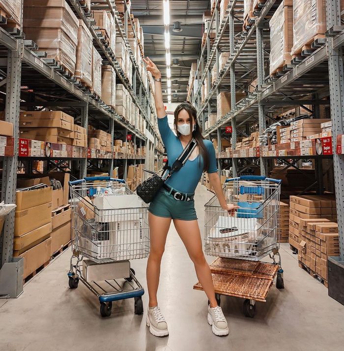 Gaya Cinta Laura Pakai Baju Ketat dan Hot Pants saat Berbelanja di Toko Ritel