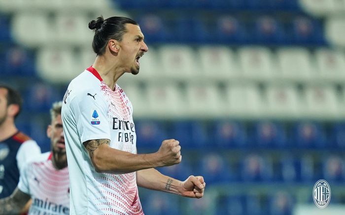 Penyerang AC Milan, Zlatan Ibrahimovic, merayakan gol ke gawang Cagliari dalam laga pekan ke-18 Liga Italia di Stadion Sardegna Arena, Senin (18/1/2021).