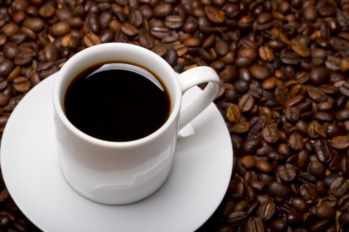 Kopi murni tanpa gula yang bermanfaat bagi kesehatan.
