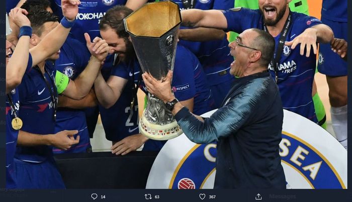 Maurizio Sarri saat menjuarai Liga Europa bersama Chelsea.