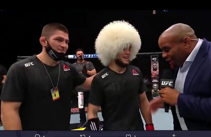 Khabib Nurmagomedov mendampingi sepupunya, Umar Nurmagomedov, melakoni laga debut di UFC pada UFC Fight Island di Abu Dhabi, Rabu (20/1/2021).