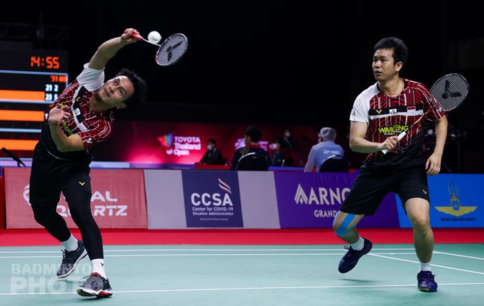 Pasangan ganda putra Indonesia, Mohammad Ahsan/Hendra Setiawan, saat menjalani laga babak kesatu Thailand Open II 2021 di Impact Arena, Bangkok, Thailand, Rabu (20/1/2021)