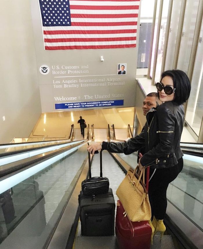 Tenteng Tas Seharga Hampir Setengah Miliar Rupiah, Gaya Krisdayanti Saat ke Amerika Bareng Raul Lemos Curi Perhatian