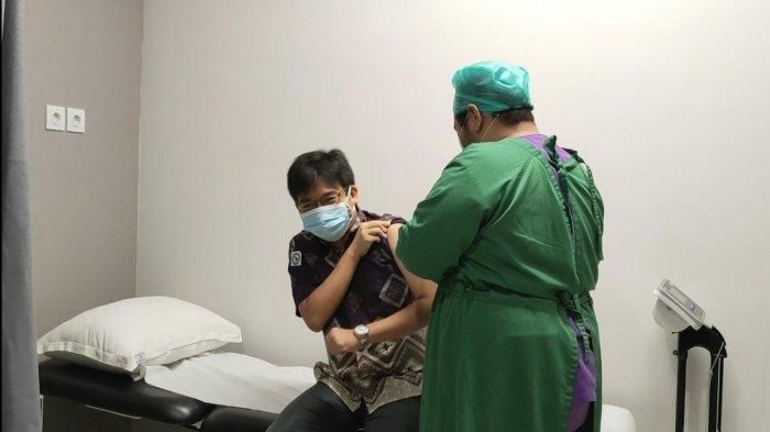 Potret dokter Ramon Otto yang takut akan jarum suntik saat divaksin Covid-19.