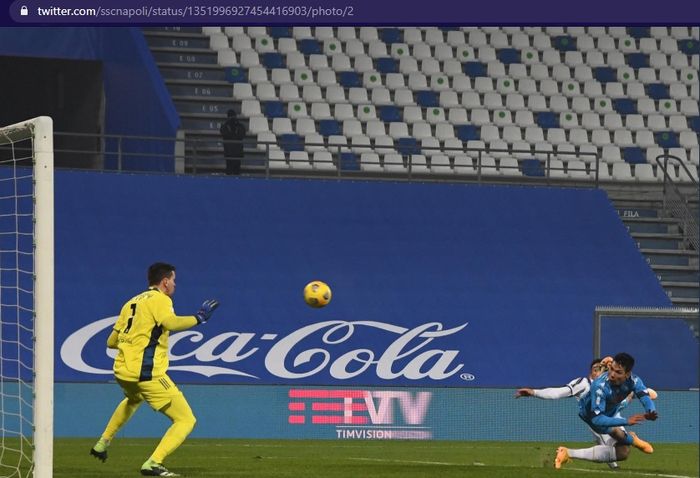 Pemain Napoli, Hirving Lozano, menyundul bola dalam ajang Piala Super Italia 2020 kontra Juventus di Stadion Citta del Tricolore, Reggio Emilia pada Kamis (21/1/2021) pukul 03.00 WIB. 