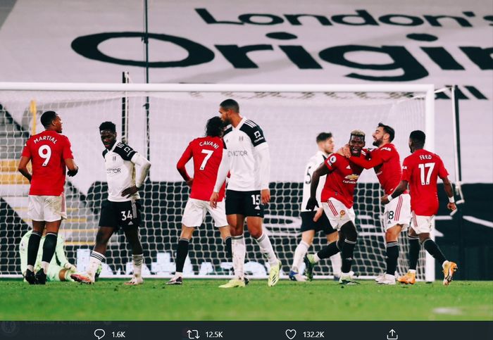 Momen Paul Pogba merayakan gol bersama rekan-rekan di Manchester United usai mencetak gol ke gawang Fulham pada laga tunda pekan ke-18 Liga Inggris 2020-2021.