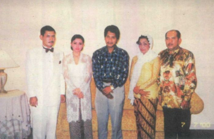 Foto nikah siri Mayangsari dan Bambang Trihatmodjo pada tahun 2000