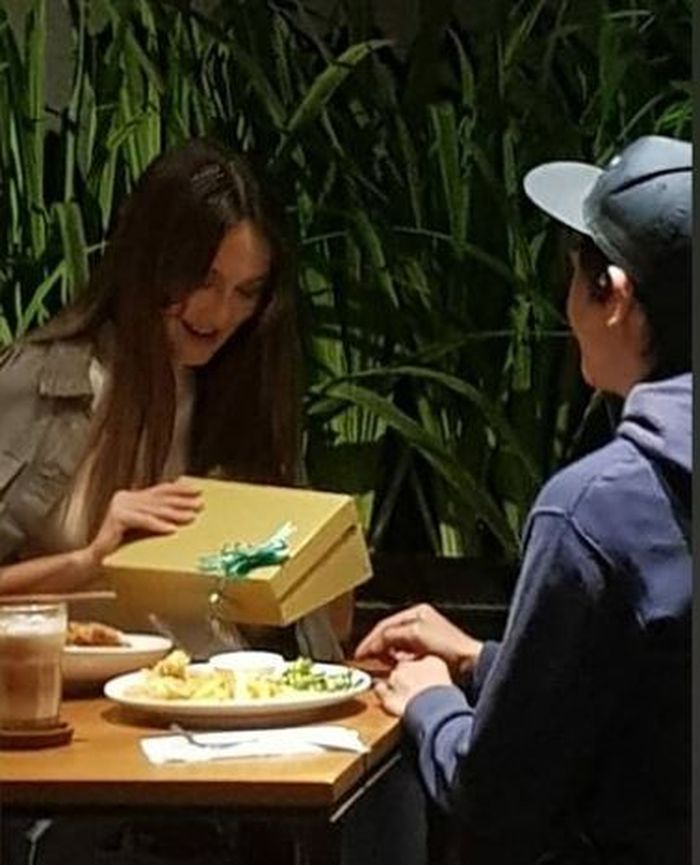 Luna Maya dan lelaki misterius yang diduga pacar barunya.