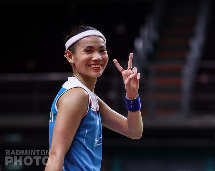 Pebulu tangkis tunggal putri Taiwan, Tai Tzu Ying, berpose usai memenangi laga perempat final Thailand Open II 2021 di Impact Arena, Bangkok, Thailand, Jumat (22/1/2021).