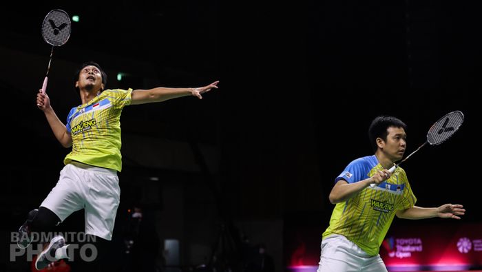 Pasangan ganda putra Indonesia, Mohammad Ahsan/Hendra Setiawan, pada babak semifinal Thailand Open II 2021 di Impact Arena, Bangkok, Sabtu (23/1/2021).