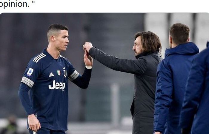 Megabintang Juventus, Cristiano Ronaldo, bersalaman dengan pelatih Andrea Pirlo.