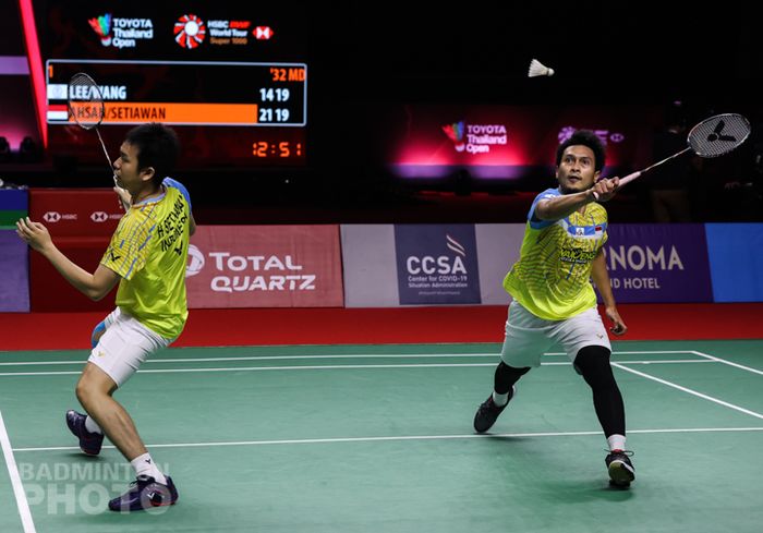 Pasangan ganda putra Indonesia, Mohammad Ahsan/Hendra Setiawan, pada babak semifinal Thailand Open II 2021 di Impact Arena, Bangkok, Sabtu (23/1/2021).