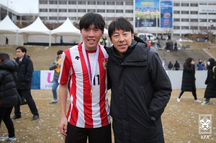 Pelatih timnas Indonesia, Shin Tae-yong (kanan), bersama anak kandungnya, Shin Jae-won.