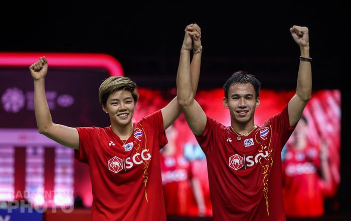 Pasangan ganda campuran Thailand, Dechapol Puavaranukroh/Sapsiree Taerattanachai, melakukan selebrasi setelah memastikan diri keluar sebagai juara Thailand Open II 2021 di Impact Arena, Bangkok, Thailand, Minggu (24/1/2021).