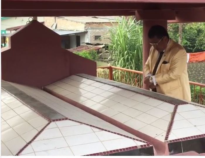 Makam orangtua Hotman Paris