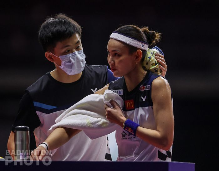 Tunggal putri nomor satu dunia, Tai Tzu Ying saat mendapat arahan dari pelatih di final Toyota Thailand Open 2021, di Impact Arena, Bangkok, Minggu (24/1/2021).