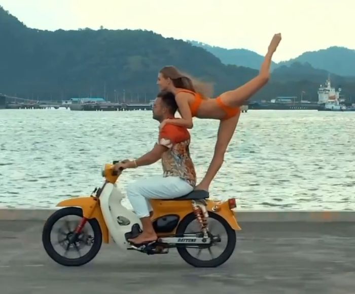 Viral Terjun ke Laut Gunakan Sepeda Motor di Karangasem