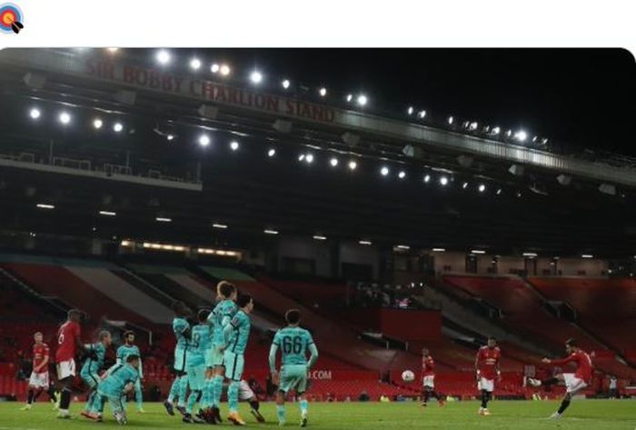 Gelandang Manchester United, Bruno Fernandes, mencetak gol free-kick dalam laga putaran keempat Piala FA kontra Liverpool di Stadion Old Trafford, Minggu (24/1/2021).