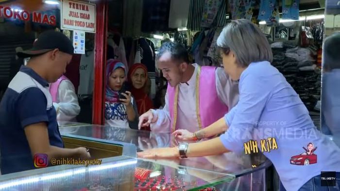 Caisar YKS dan <a href='https://palembang.tribunnews.com/tag/nikita-mirzani' title='Nikita Mirzani'>Nikita Mirzani</a> sedang memilih perhiasan.
