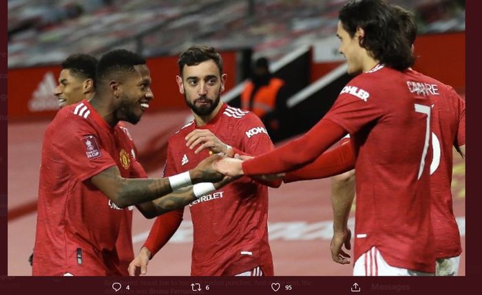 Edinson Cavani (kanan) dan Bruno Fernandes (tengah) merayakan gol Manchester United bersama Fred.