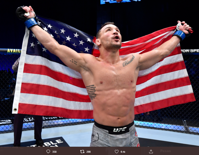 Petarung kelas ringan UFC, Michael Chandler, saat melakukan selebrasi usai menghabisi Dan Hooker pada ajang UFC 257, Minggu (24/1/2021).