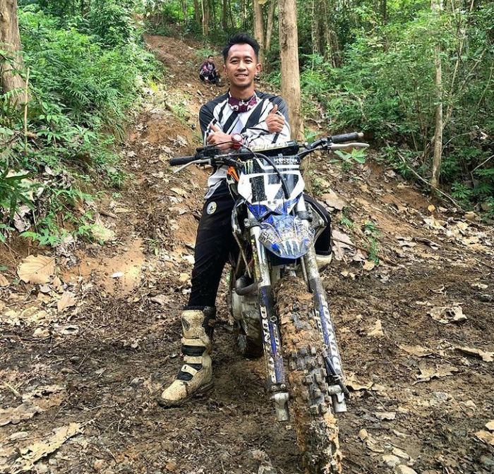 Pemain Persik Kediri, Antoni Putro Nugroho menaiki motor trial