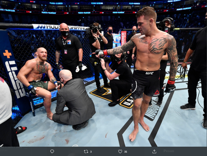 Ketika Dustin Poirier (kanan) menghampiri Conor McGregor (kiri) setelah selesai pertandingan UFC 257.