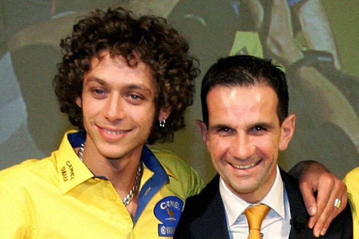 Pembalap MotoGP, Valentino Rossi bersama Davide Brivio (kanan).