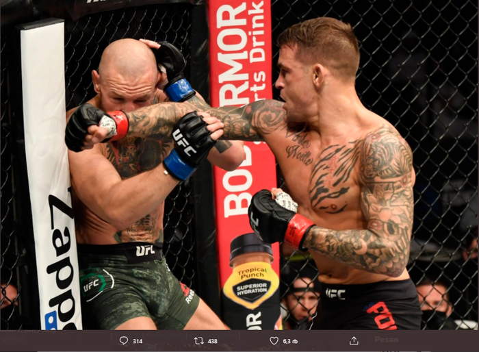 Conor McGregor (kiri) ditekan oleh Dustin Poirier pada UFC 257 di Etihad Arena, Abu Dhabi, UEA, 24 Januari 2021.