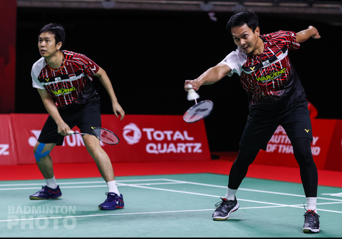 Pasangan ganda putra Indonesia, Mohammad Ahsan/Hendra Setiawan, saat menjalani hari pertama babak penyisihan grup B BWF World Tour Finals 2020 di Impact Arena, Bangkok, Rabu (27/1/2021).