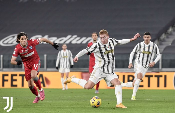 Momen Dejan Kulusevski melakukan tendangan pada laga Juventus melawan SPAL di babak perempat final Coppa Italia.