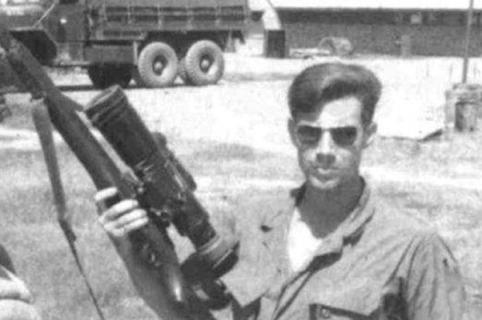 Carlos Hathcock, sniper yang merayap sejah 2,5 kilometer selama 4 hari berturut-turut demi menembak mati seorang jenderal Vietcong.