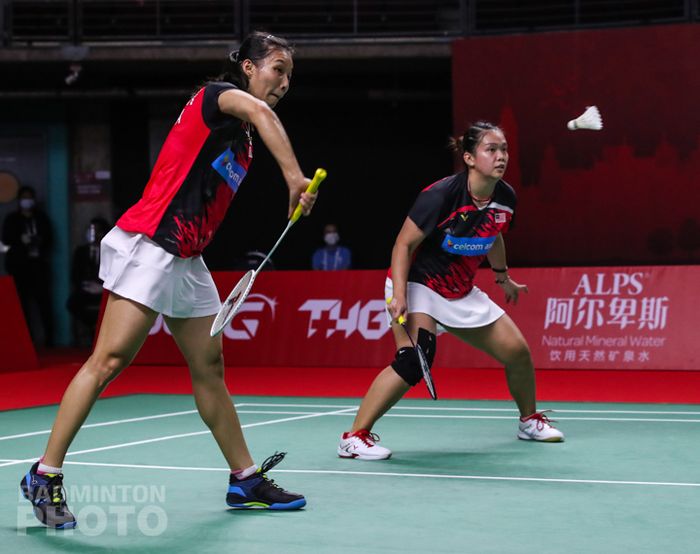Pasangan ganda putri Malaysia, Chow Mei Kuan/Lee Meng Yean, saat menjalani laga kedua penyisihan Grup B BWF World Tour Finals 2020 di Impact Arena, Bangkok, Thailand, Kamis (28/1/2021).