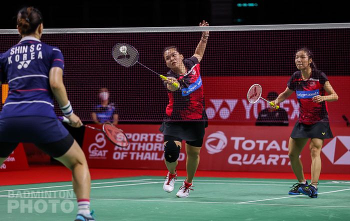 Pasangan ganda putri Malaysia, Chow Mei Kuan/Lee Meng Yean, saat menghadapi Lee So-hee/Shin Seung-chan (Korea Selatan) pada babak semifinal BWF World Tour Finals 2020 di Impact Arena, Bangkok, Thailand, Sabtu (30/1/2021).