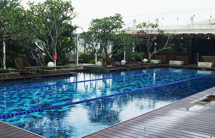 Despite being a high-rise, city hotel, Novotel Tangerang provides a vast swimming pool and serene park, exuding a resort vibe.