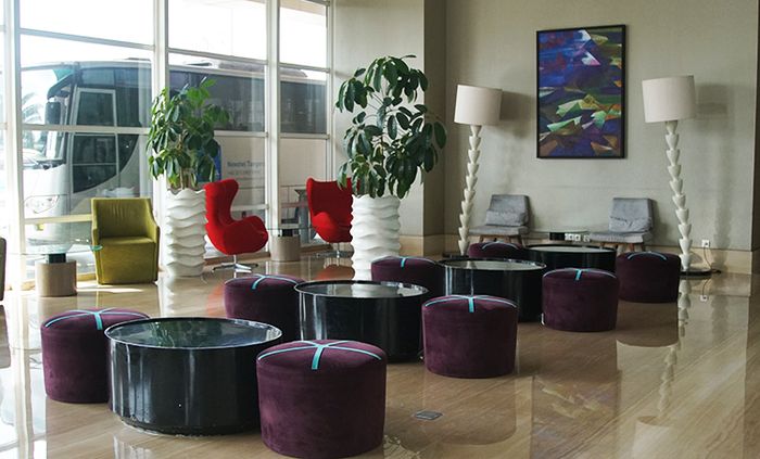 With its spaciousness and effective seating, Novotel Tangerang's lobby enables to provide seating to the queueing guests despite social distancing.