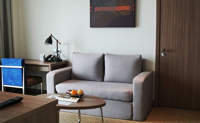Some bleisure traveler's essentials, such as proper office desk and strong Wi-Fi, are provided in the executive suite room of Novotel Tangerang.